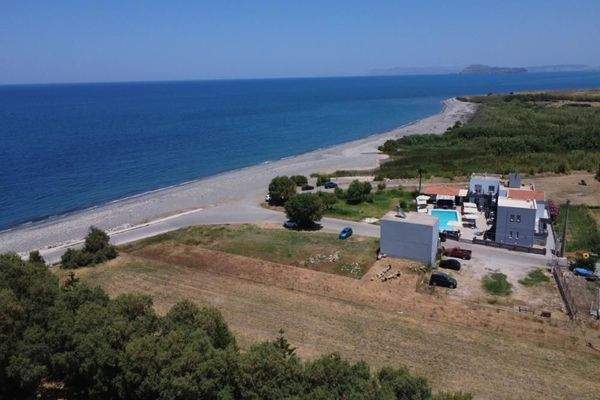 Kreta, Tavronitis: Erstklassiges Strandgrundstück mit malerischem Meerblick zu verkaufen