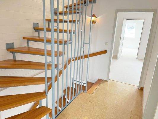 9098PE-08 Treppe, Flur und Zimmer  1. DG-Ebene