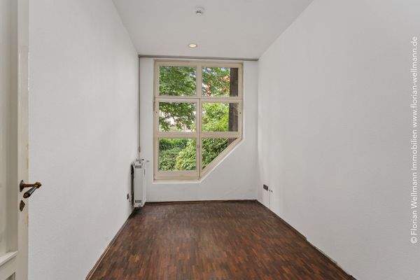 Wohn- oder Schlafzimmer (13,03m² ) mit Blick auf die Terrasse bzw. in den begrünten Innenhof.