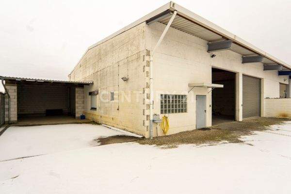 Außenansicht mit überdachter Freifläche