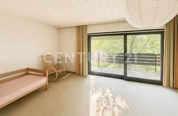 Großzügiges Schlafzimmer mit Zugang zum Balkon