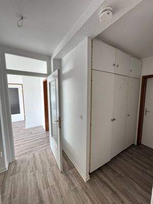 Eingangsbereich zur Wohnung mit Einbauschrank