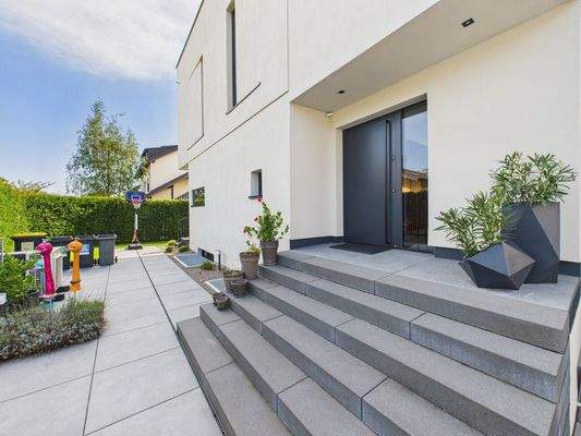 Weitläufiger Eingang