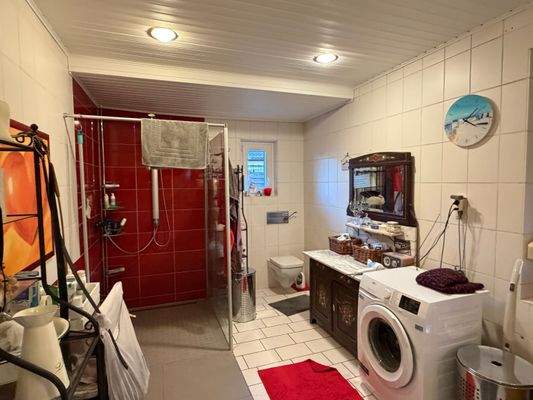 Großes Bad mit ebenerdiger Dusche