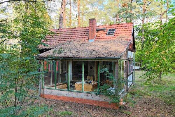 kleines Häuschen mit großen Fenstern