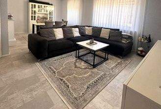 Helles Wohn- und Esszimmer mit