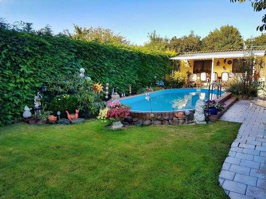 Garten mit Nebengebäude und Pool