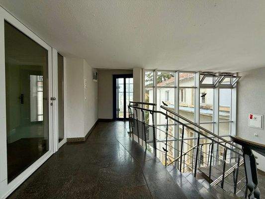 Treppenhaus mit Aufzug