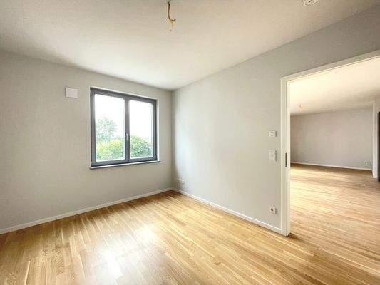 Helles Wohnzimmer mit Fenster