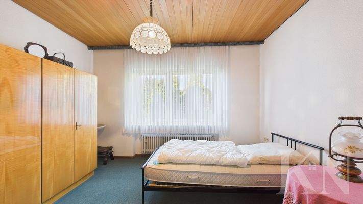 Schlafzimmer 1