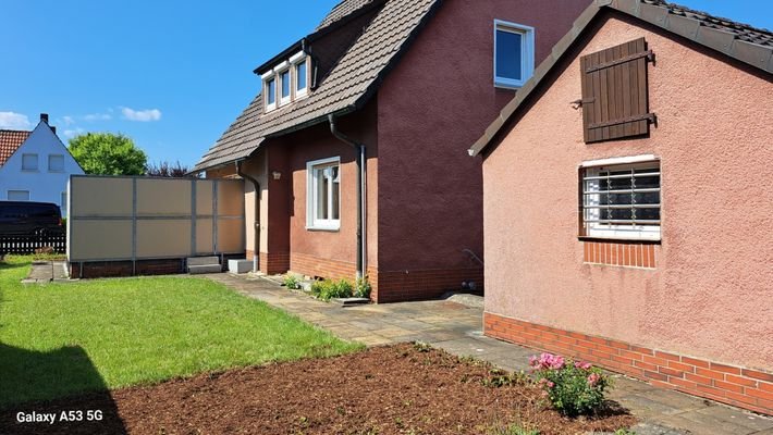 Gartenansicht mit Garage