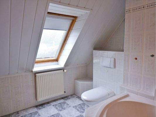 Wannenbadezimmer DG Bild 2