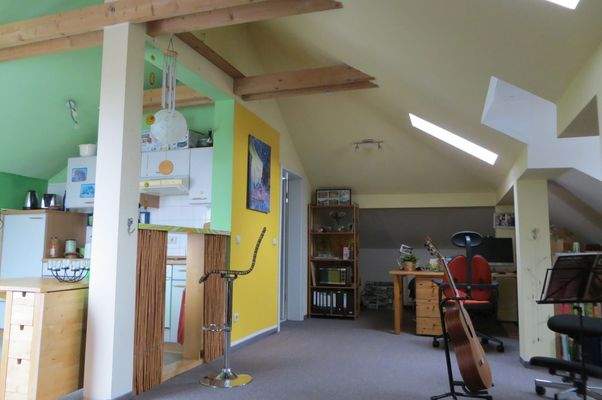 Wohnzimmer mit Küche.JPG