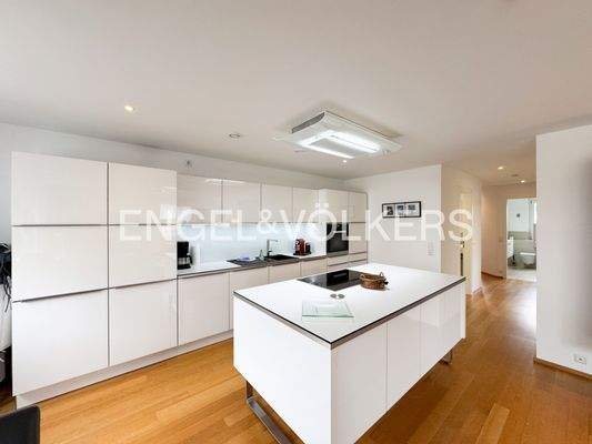 Moderne Einbauküche mit Kochinsel