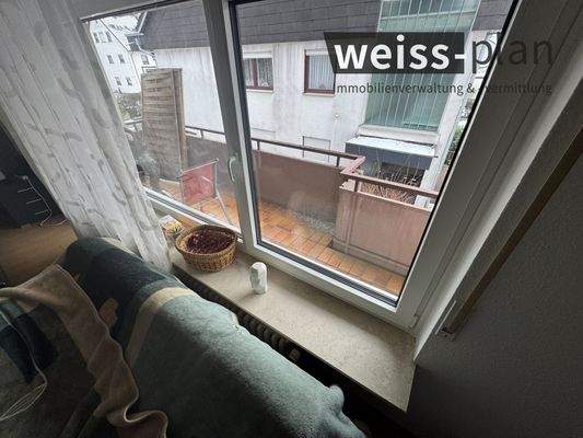 Wohnzimmer mit Blick auf Balkon 1