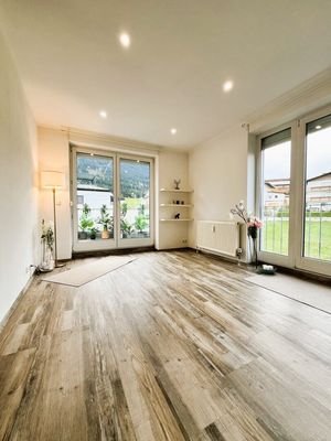 Wohnzimmer mit ca. 30m² und Zugang zu Balkon 2