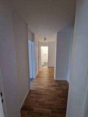 Heller Korridor mit Holzboden