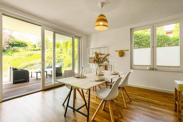 Essplatz mit Blick auf die Terrasse.jpg