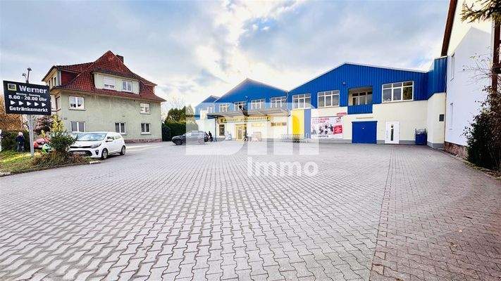 Parkflächen vor dem Gebäude