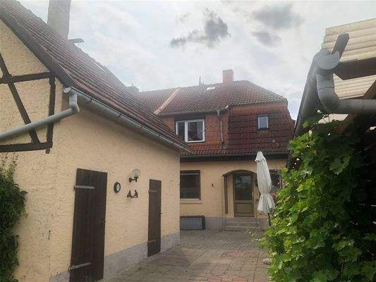 Hausansicht und Nebengebäude