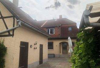 Hausansicht und Nebengebäude