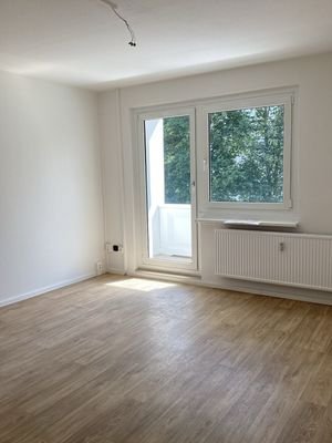 Wohnzimmer mit Blick zum Balkon