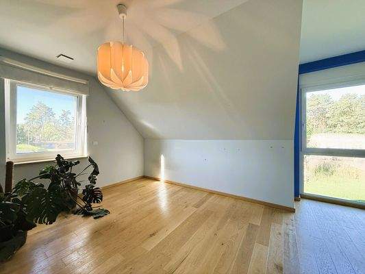 Zimmer mit Bodentiefen Fenstern