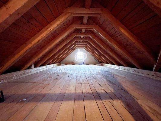 Stauraum satt im Dachboden