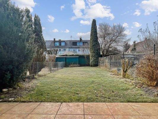 Blick von der Terrasse in den Garten