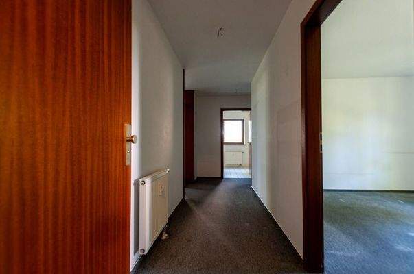 Wohnungstür Blickrichtung Flur, Zimmer 2 und Küche