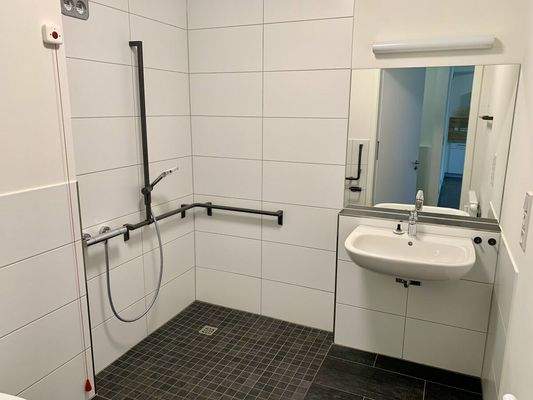 17. Whg Dachterrasse, Hauptgebäude, Badezimmer