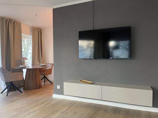 Smart-TV und Lowboard