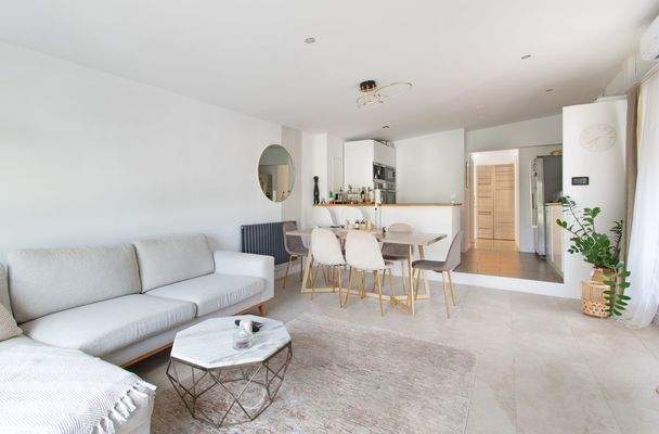 Wohnzimmer im Obergeschoss mit offener Küche