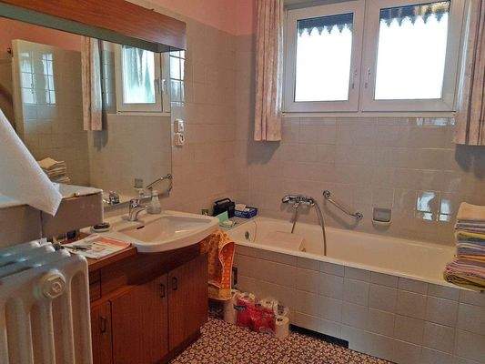 Tgl-Bad mit Wanne und Dusche, OG.jpg