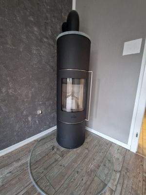 Markenkaminofen mit Speichersteinen