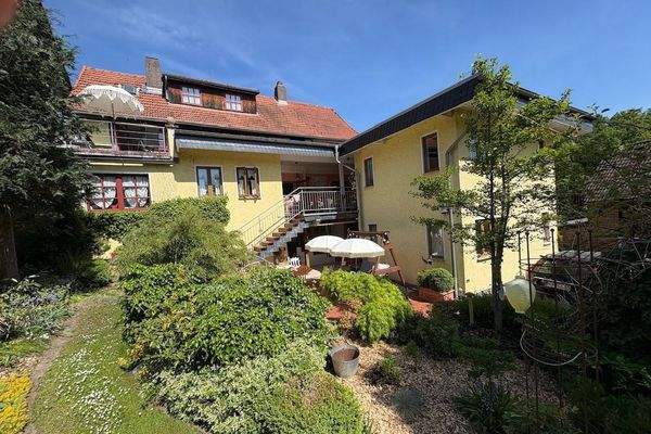 Rückansicht mit Terrassen und Balkon