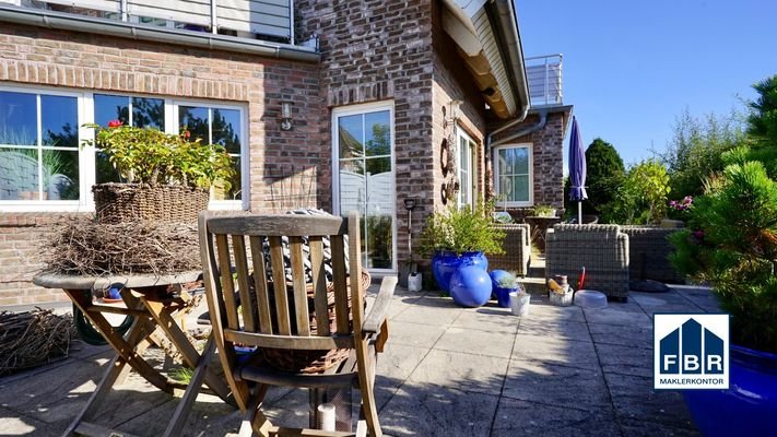 Sonnige Terrasse im Erdgeschoss