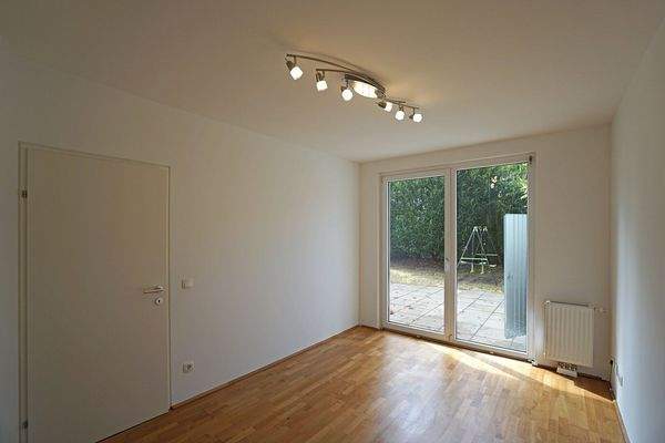 Zimmer 1 nach Westen mit Ausgang auf die Terrasse