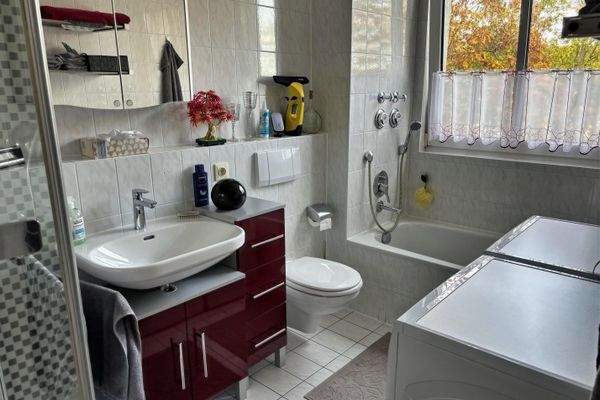 Wannenbad mit separater Dusche und Waschmaschinenanschluss