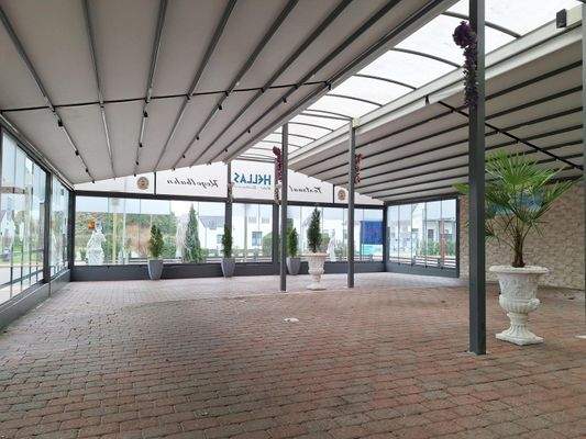 Großflächiger, überdachter Biergarten