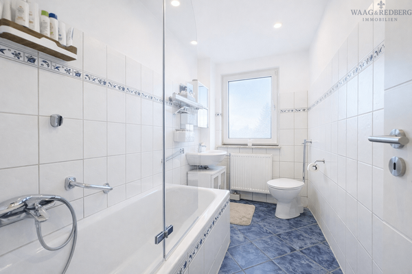 Helles Bad im Obergeschoss mit Fenster