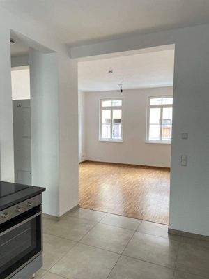 Blick aus der Küche in den Wohn-/Schlafbereich