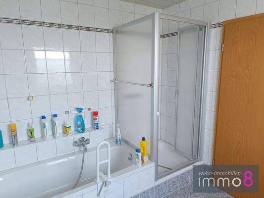 Bad mit Wanne/Dusche im Erdgeschoß