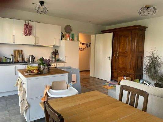 ... sowie in eine der offenen Küchen ...