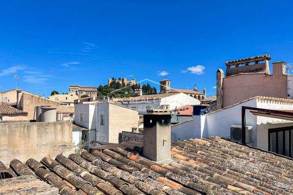 Seitlicher Blick auf die Burg