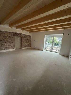 Wohnzimmer mit Terrassenzugang.jpeg