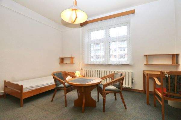 ein geräumiges Zimmer im OG