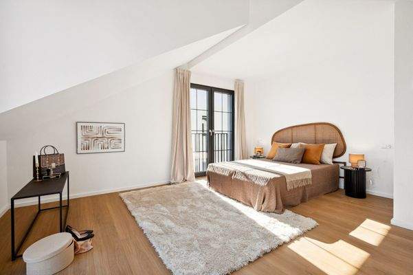 Elternschlafzimmer mit Zugang zur Terrasse/Balkon