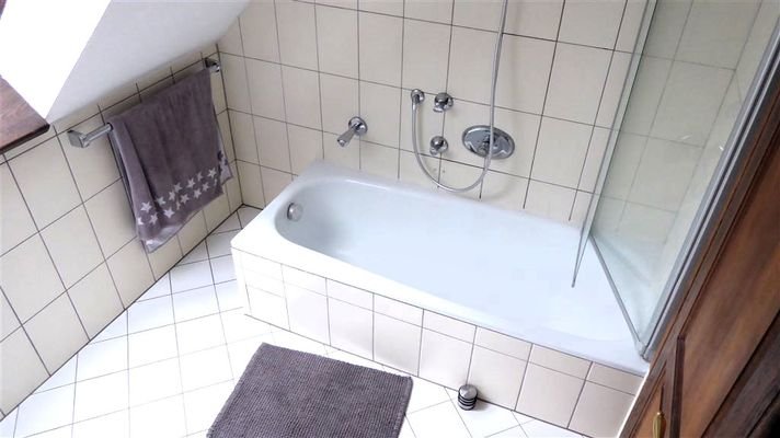 Wannenbad mit Duschabtrennung