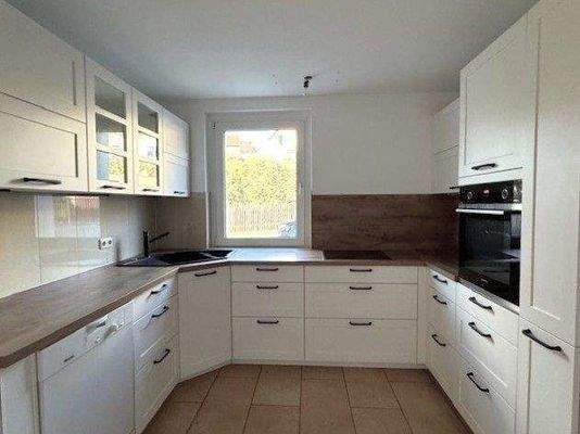 EG/OG: Moderne und geräumige Küche